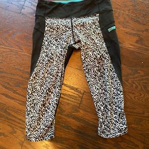 Lululemon cropped leggings in excellent condition. No pilling.